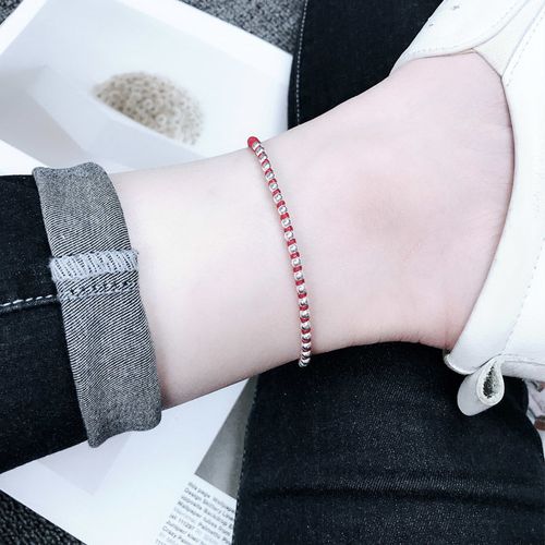 女生脚踝系红绳的意义（女孩脚上系红绳是什么意思）