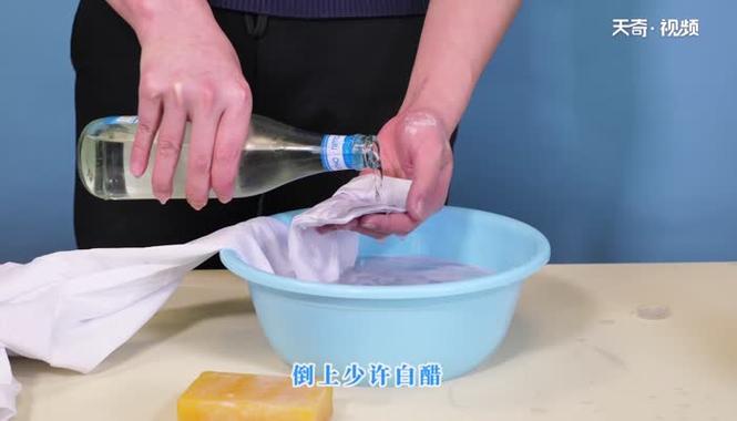 衣服掉色染到别的衣服上怎么办（衣服掉色沾到另一件怎么办）
