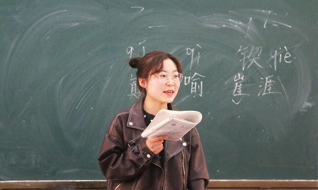 小学老师工资一般多少（小学老师每个月有多少钱工资）