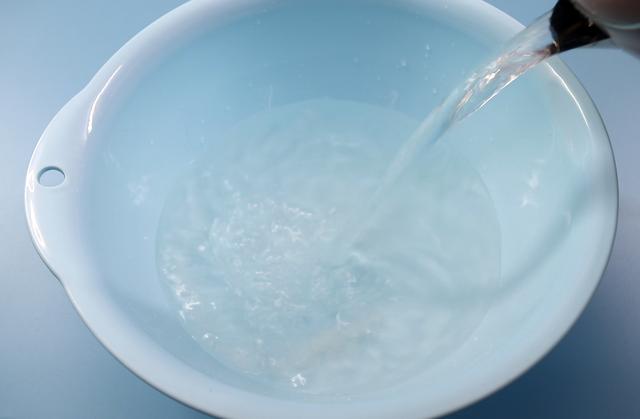 门上的粘胶怎么去除（门上粘胶留下痕迹怎么去除）