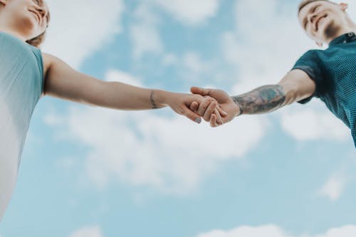 一个男人说请你吃饭暗示什么（男人说请你吃饭是什么心理）