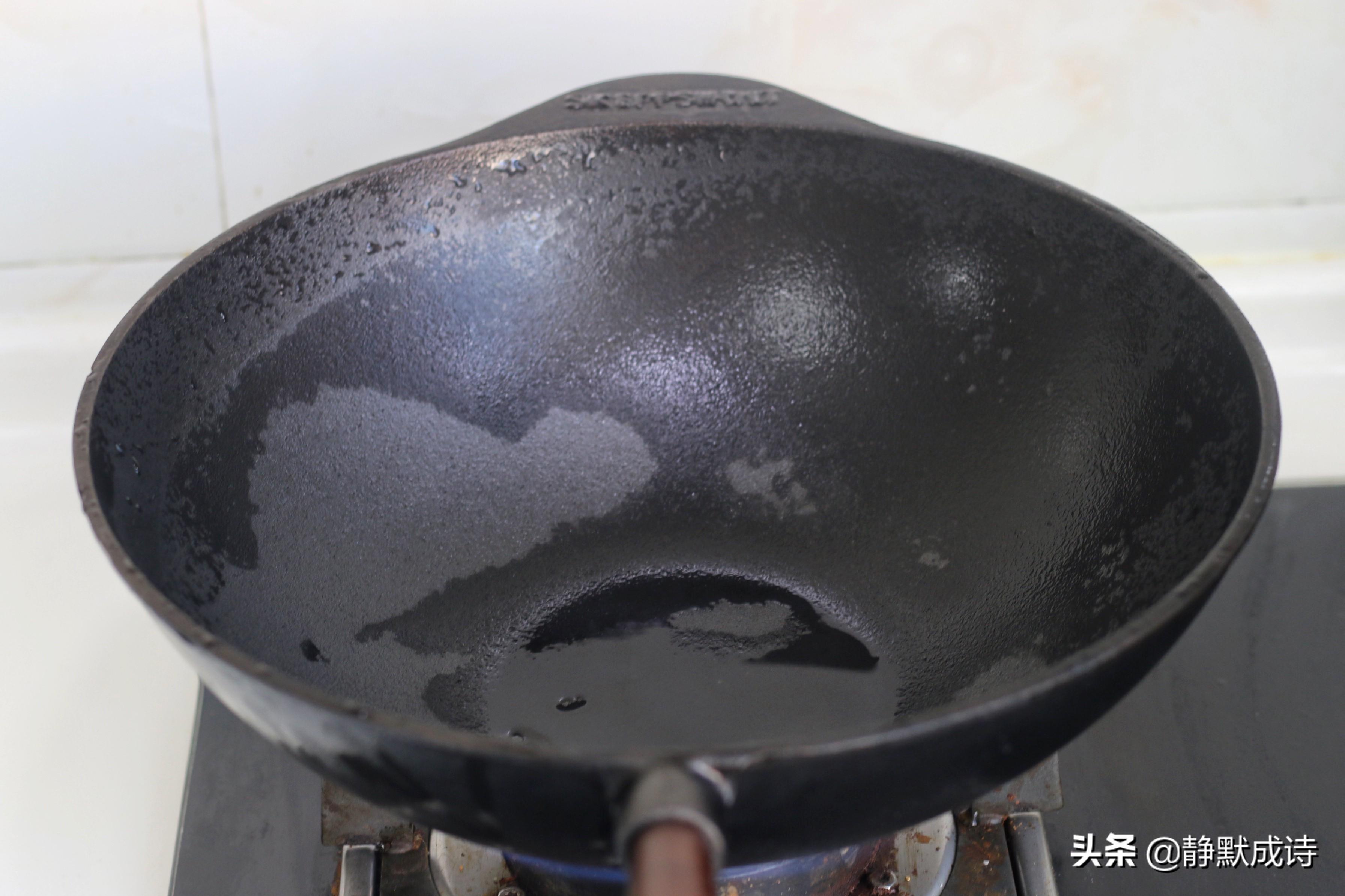 铸铁锅怎么开锅（铸铁锅正确的开锅方法）