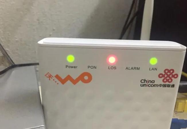 路由器上的光信号闪红灯怎么回事（路由器一直亮红灯没网）