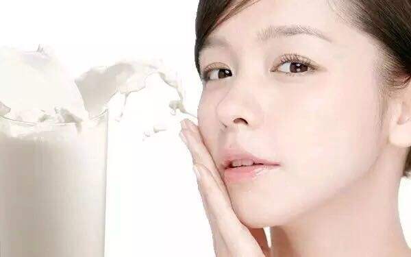 牛奶洗脸有什么好处（牛奶洗脸有哪些优点）