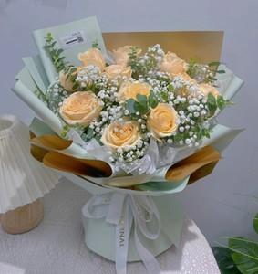 香槟玫瑰适合送什么人（香槟玫瑰花语适合送给什么人）