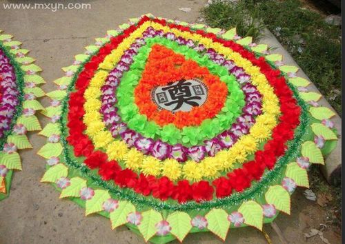 梦见花圈是什么预兆（梦见花圈预示着什么）