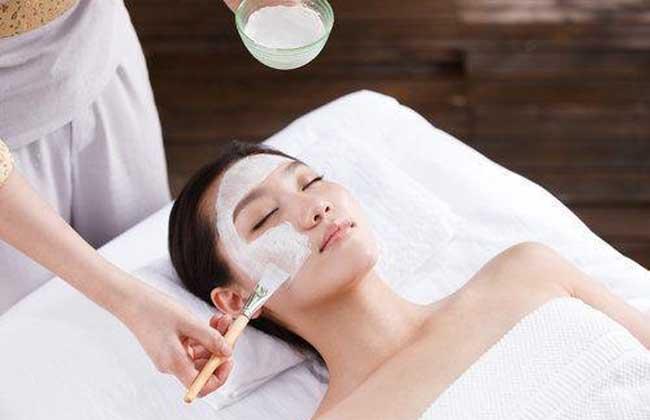 牛奶洗脸有什么好处（每晚用牛奶洗脸有什么好处）