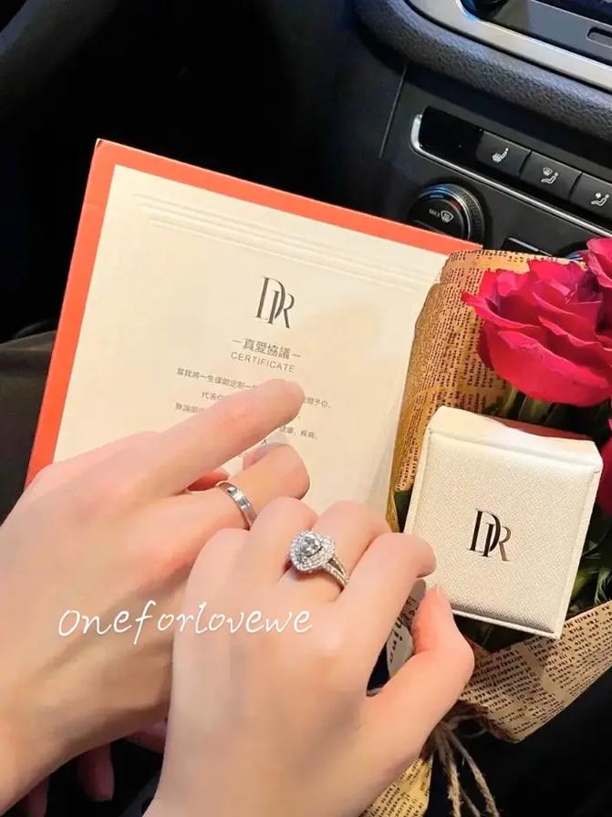 订婚戒指戴哪个手（订婚戒指应该戴在哪个手指）