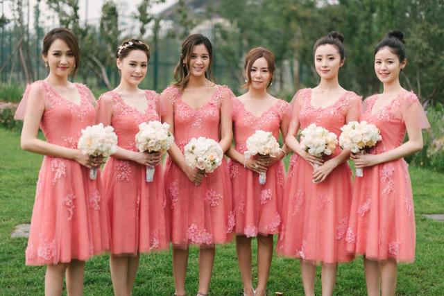 接亲的女士穿什么衣服（接亲穿衣服颜色有讲究吗）