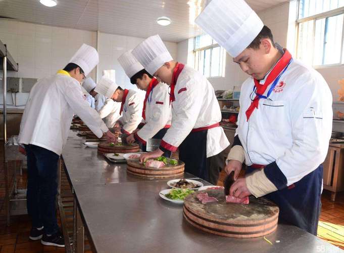 学厨师一般要学多久出师（学厨师一般要学多久）