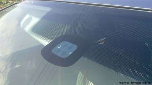 前挡风玻璃外面模糊不清（前挡风玻璃外模糊看不清怎么办）