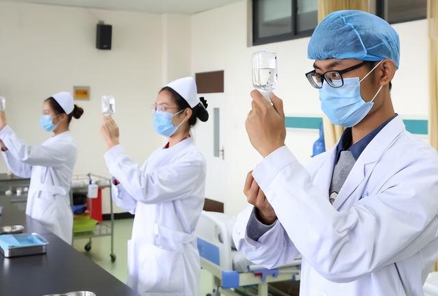 一般男护士每月工资多少（男护士工资是多少）